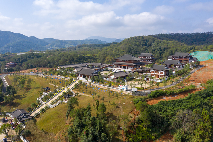 "...考亭书院，背靠青山，三面环水，景色不错，有学堂、食堂、宿舍和操场，居然还有一个跑马场，也是酷了_考亭书院"的评论图片