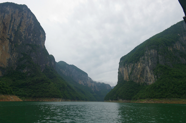 "清江大峡谷是八百里清江最美河段。清江大峡谷全程坐船，这里游客不多，加上天气不热，非常惬意_清江大峡谷-蝴蝶岩"的评论图片