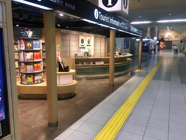 "机场出口正对面的观光介绍所，是我每次出行的第一站，这里是获取对当地观光信息最便捷的地方_福冈机场"的评论图片