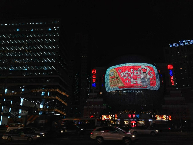"恒隆广场的环境是最好的，美罗城内有很多网红元素，去徐家汇逛街的大部分都是年轻人，到了夜晚那里的..._徐家汇"的评论图片