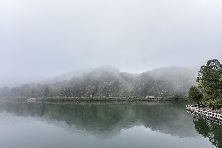 "从炼丹台上看出去的风景，天柱山西关群峰在湖畔生出新的意境_炼丹湖"的评论图片