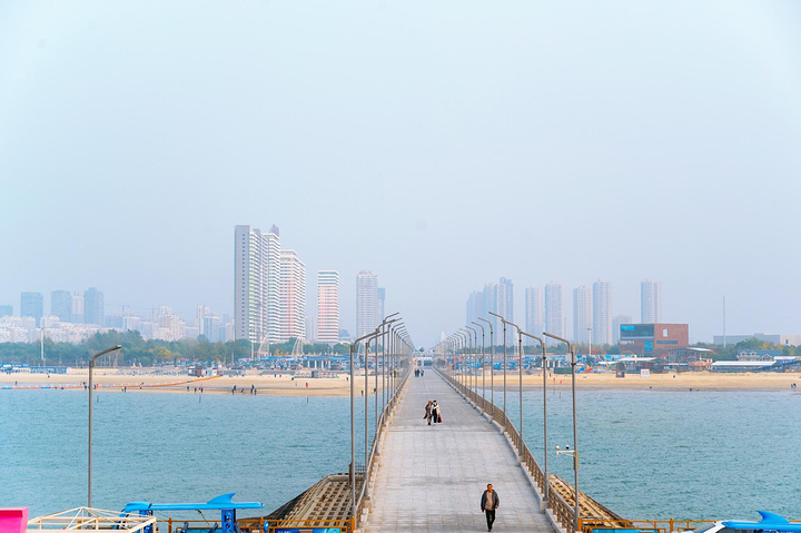 若要去往渤海明珠觀景臺需要通過一段棧橋,棧橋寬8米,總長668米,宛若