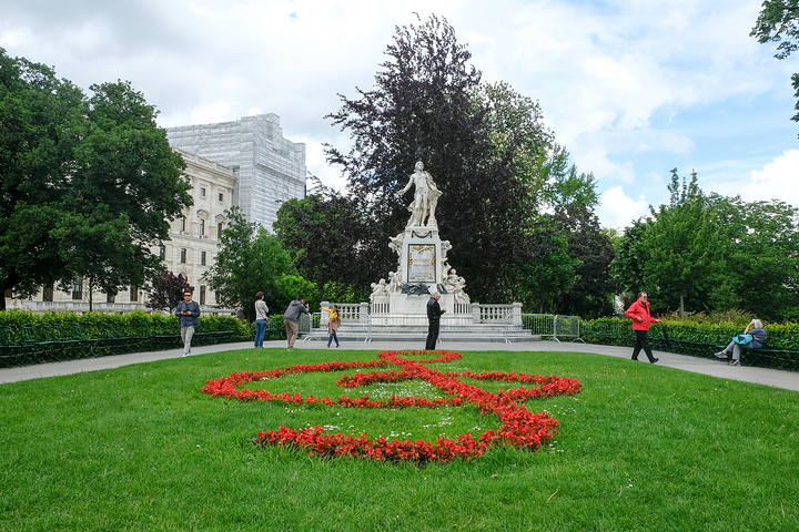 "莫扎特纪念像（Mozart Denkmal）位于霍夫堡皇宫南侧城堡花园(Burggarten)..._莫扎特纪念像"的评论图片