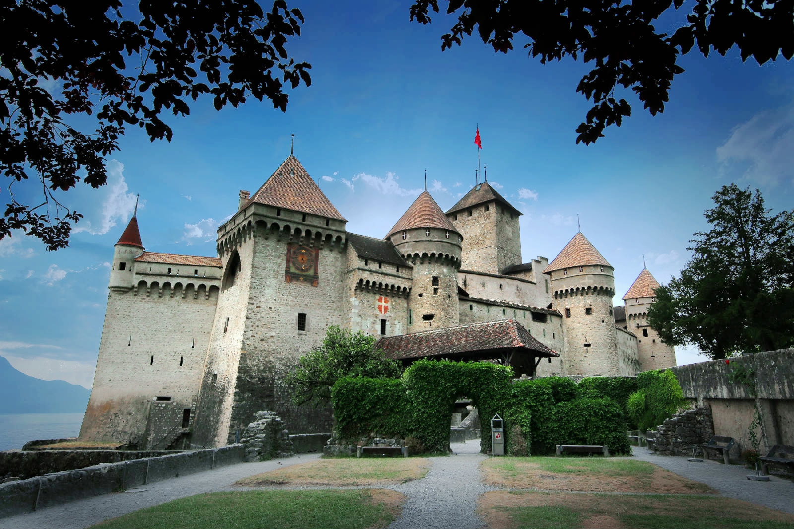 西庸城堡的特点还在于四面的风光,一面是意大利古老的大路,一面是美丽