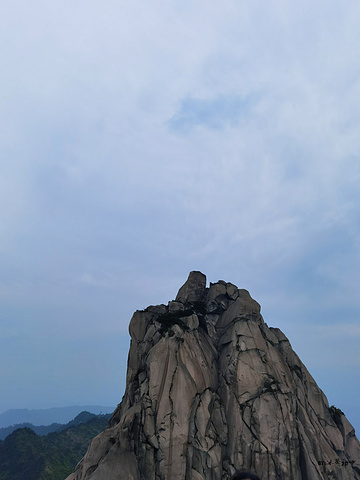 "五一假期，徒步的人不少，从南大门到索道上站一路上登山舒适度都很好。哦，攀岩也没试过，不知道手劲够不够_天柱山"的评论图片