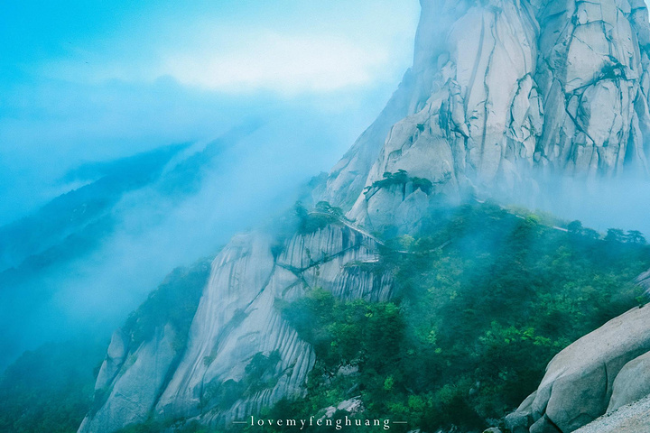 "...，这些远看似古堡魏立的天柱山岩石，在西关群峰垂直节理中非常发育，形成了横看成岭侧成峰的美丽景致_天柱山"的评论图片