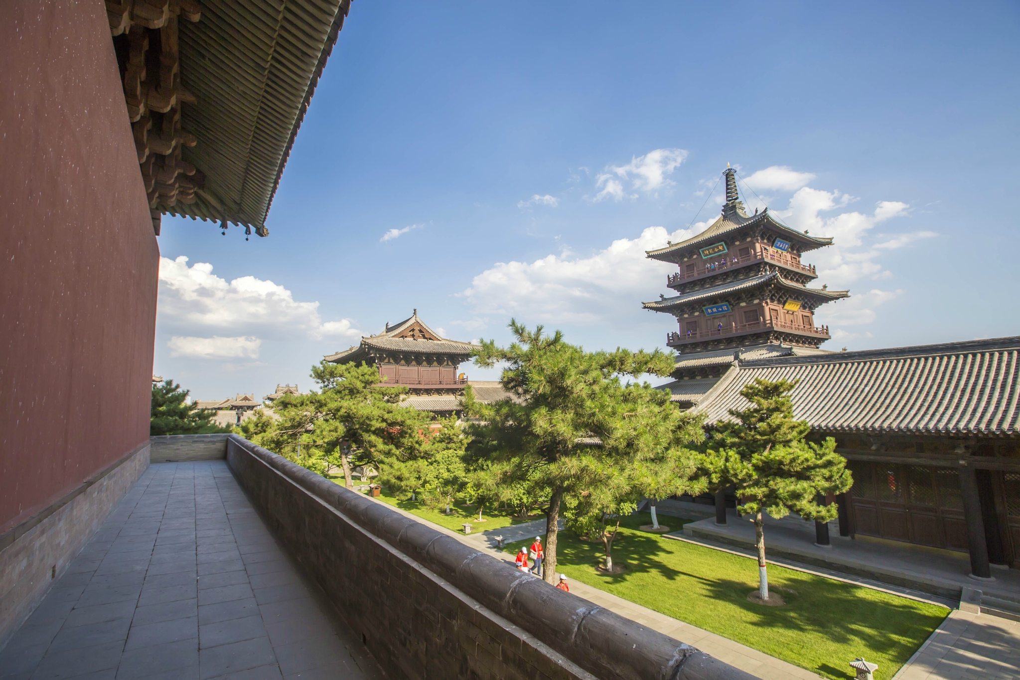 绿化也非常到位,到处郁郁葱葱,花枝招展,是参观过寺庙中绿化最好的!
