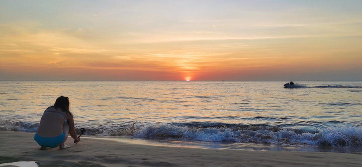 "超长的海岸线+相对来讲比较少的人=近乎完美的欣赏落日的地点。超长的海岸线！给卡伦海滩五星好评_卡伦海滩"的评论图片