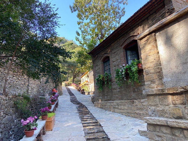 山路上有玻璃栈道玻璃栈道蓝天红叶红叶满山红叶满山景区内的水滑道