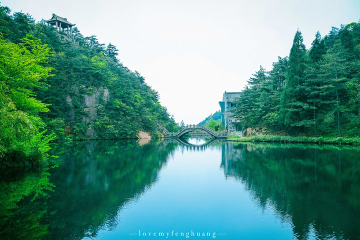 "...，这些远看似古堡魏立的天柱山岩石，在西关群峰垂直节理中非常发育，形成了横看成岭侧成峰的美丽景致_天柱山"的评论图片