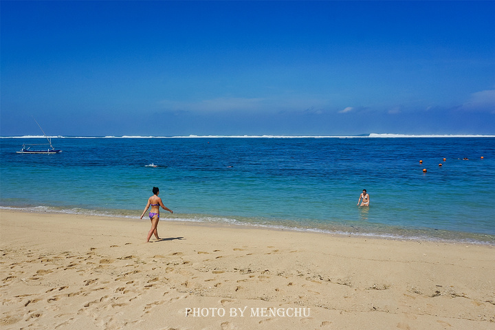 "...公共沙滩，绵长的海岸线，细腻的白沙滩，清澈透明的海水，温柔缱绻的浪花，非常适合一家人在这里戏水_努沙杜瓦格格海滩"的评论图片