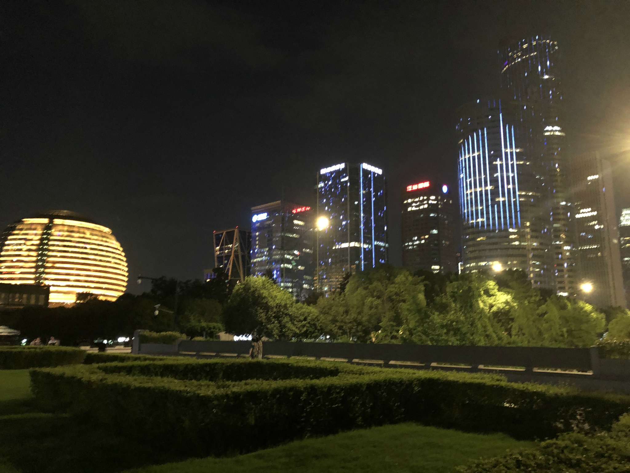 杭州钱江新城的夜景非常迷人,钱江新城的灯光秀也是一度成为了网红