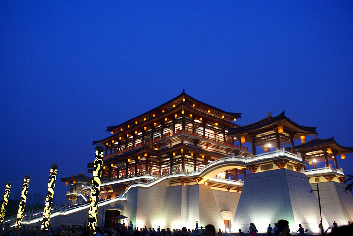 位于西安城内的一处以盛唐为主题的古建筑游园,景区内每日有许多剧场