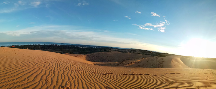 "门票：0元这里可以看见美奈独有的一半海水一半沙漠，美奈最爱还是红沙丘。红沙丘坐着看日落很惬意_红沙丘"的评论图片