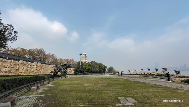 建有一個以大禹神話故事為背景藍圖構建的主題公園. 漢陽江灘留影