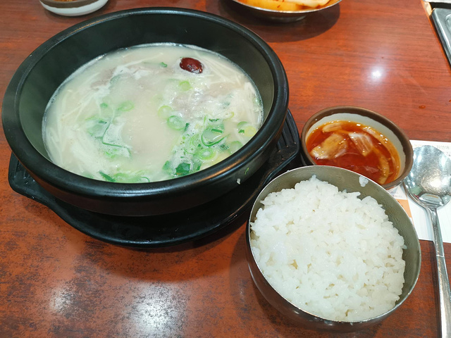 "果然是非常好喝，肉多多里的确是肉非常多，很实在，长寿雪浓汤主打的是各种食材，还配了半根人参，在..._Sinseon Seolleongtang Myeongdong"的评论图片