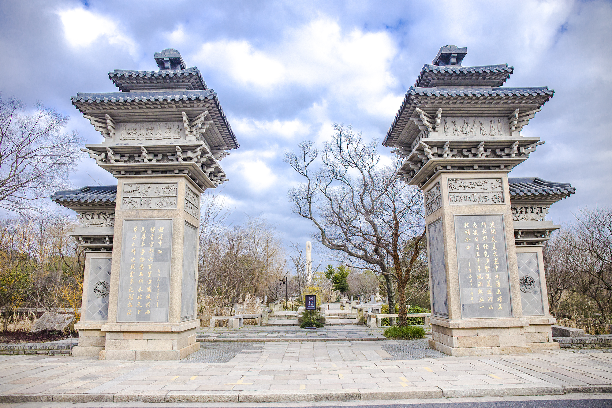 广富林古文化遗址朱雀门的设计也市特别宛若被破坏的断垣残壁赫然的几