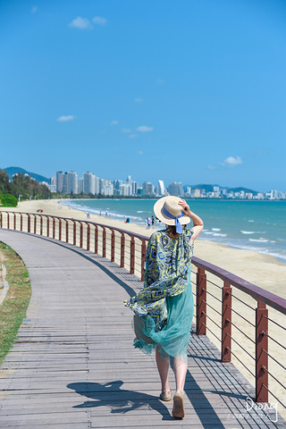 "茂盛的植物构建成了一个便民花园，散步，穿梭，轻裙被海风扬起，很美_椰梦长廊"的评论图片