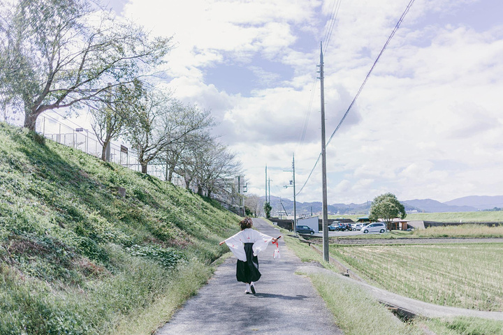 "这个季节其实路上景色不好看，如果是樱花季或枫叶季就会很美。在岚山穿和服的人很少。这是粥～很好喝_岚山"的评论图片