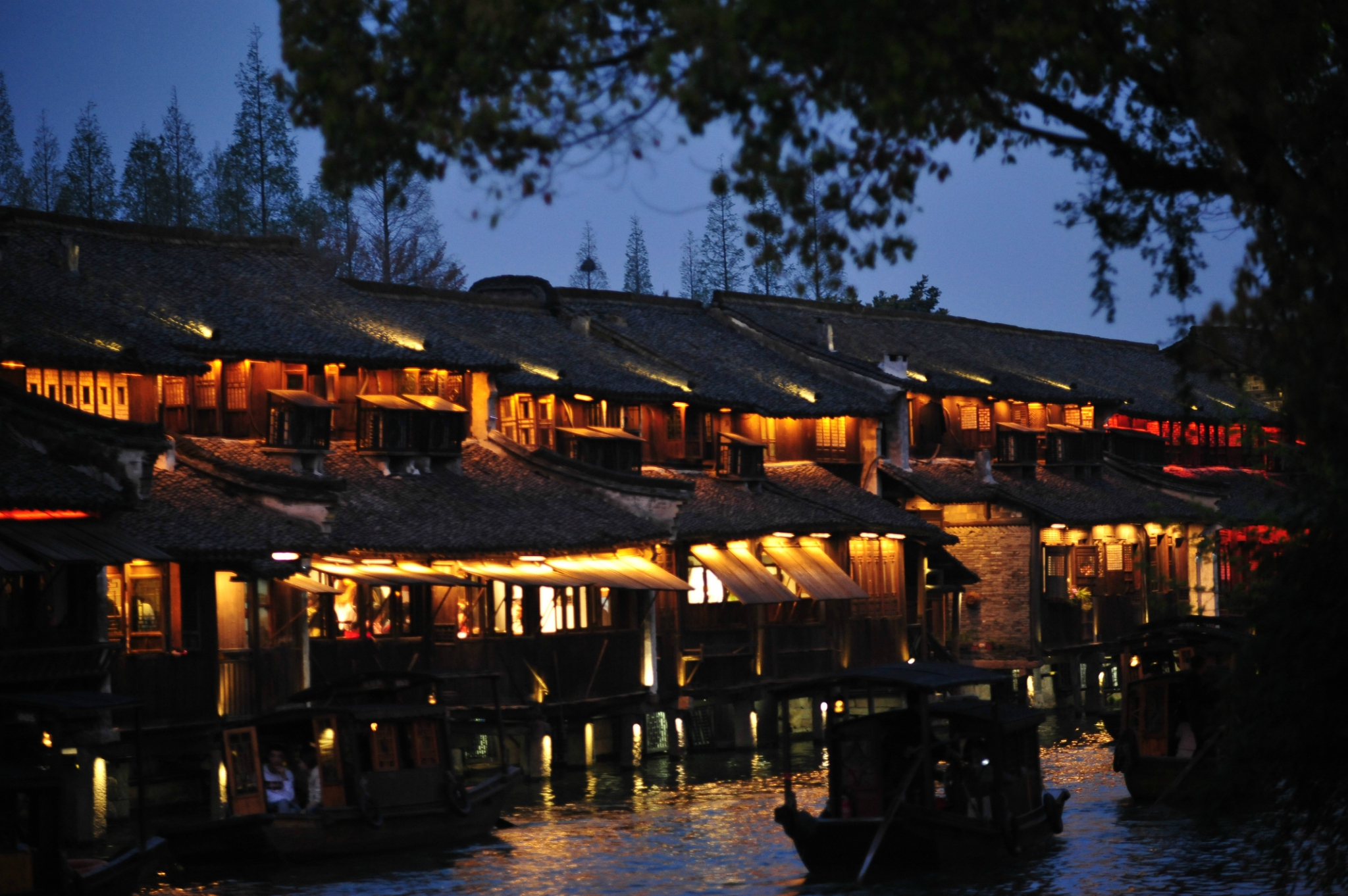 《旗袍》,《一江春水向东流》,《追日》,《早春二月》《乾隆王朝》