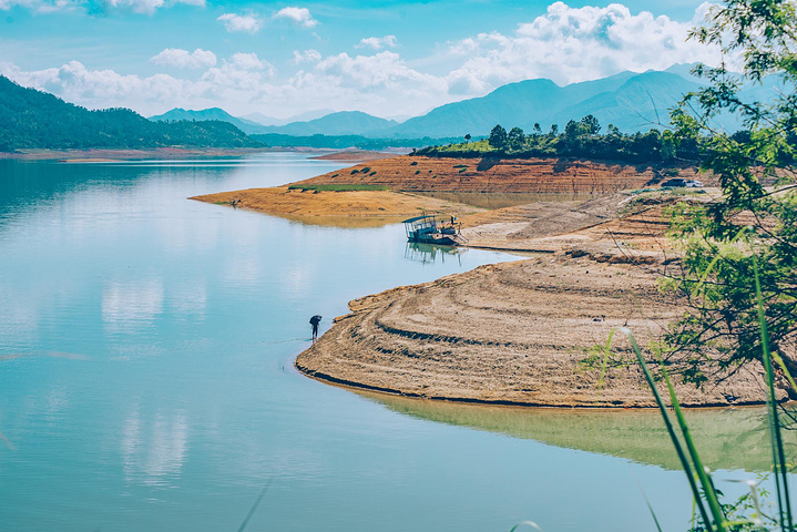 21 棋布 湖面非常清澈 湛蓝的湖水和赭红色的湖岸构成了强烈的视觉冲击 远处苍翠的青山隐退在迷蒙之中 白盆珠水库 评论 去哪儿攻略