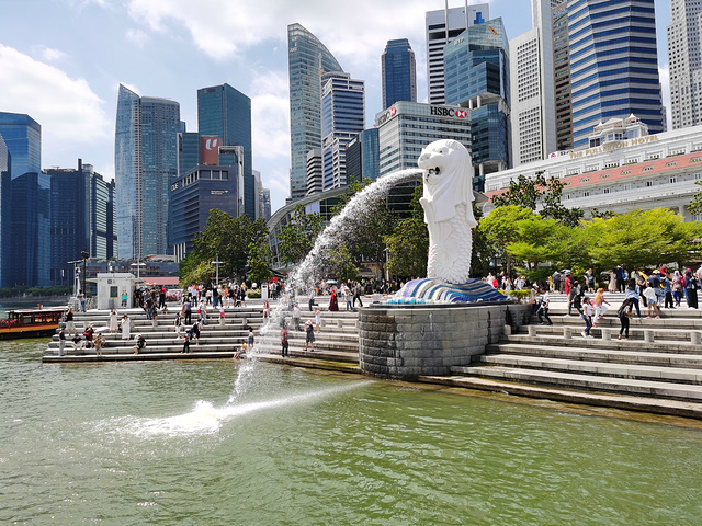 "经过战争纪念公园、海滨公园就来到了新加坡的标志——鱼尾狮。战争纪念公园。久负盛名的鱼尾狮像_鱼尾狮公园"的评论图片