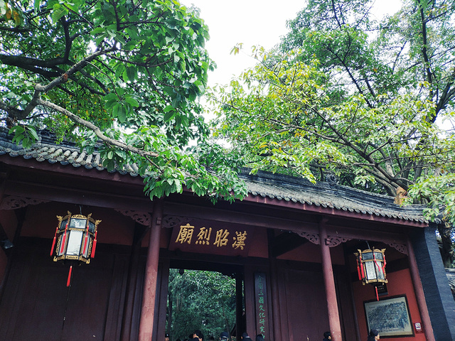 武侯祠也是成都的一个标志性的景点这里是是中国唯一的一座君臣合祀祠