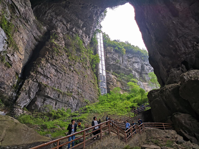 景色十分迷人,天生三橋是來武隆必打卡的網紅旅遊景點,它被稱為地球