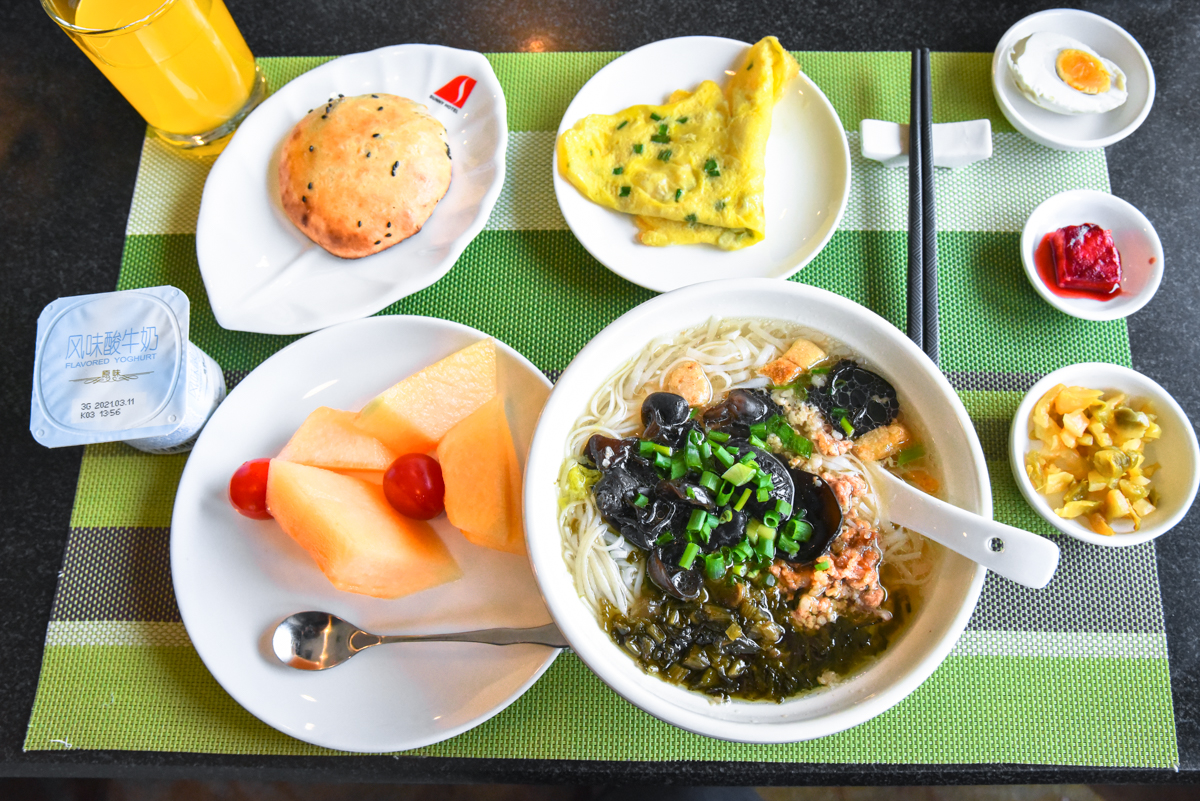 酒店早餐品类也很多,中西合璧,我最推荐的是缙云土爽面.