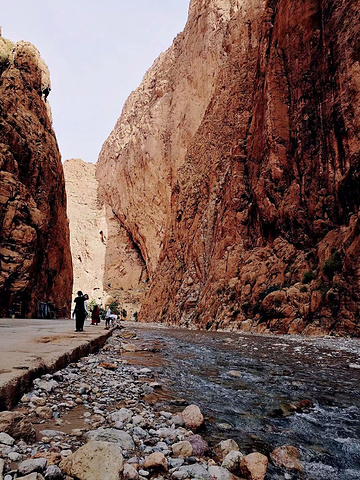 "这儿的春秋两季，各地的攀岩爱好者会汇集于此，大显身手，各显神通，于是这儿就成了摩洛哥著名的攀岩圣地_图得加峡谷"的评论图片