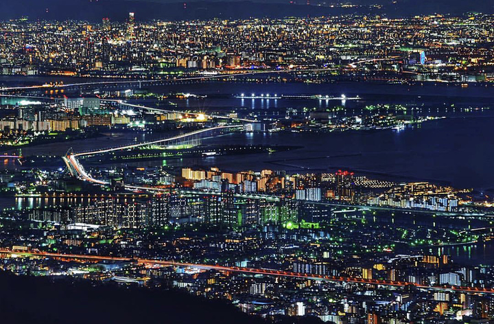 21六甲山位于神户市的近郊 就像是一座天然地标 划分着城市与自然 山顶天览台回望的神户湾入选日本三大夜景 六甲山 评论 去哪儿攻略