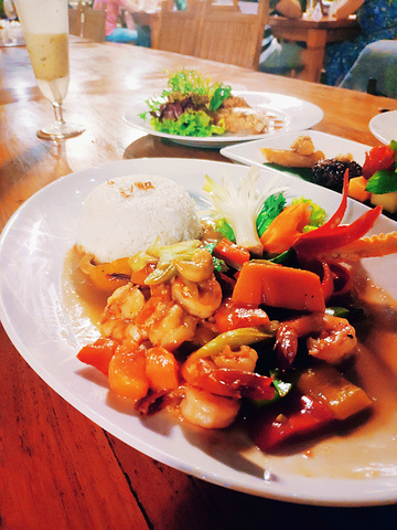 "「炒扁豆」非常印尼style的菜式，口感有嚼劲，味道也蛮清爽~脏鸭小小一只，刚吃时很普通，越吃越好吃_脏鸭餐厅(乌布总店)"的评论图片