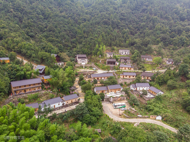 慢庄的民宿都是布置的实木的家居用品大花大朵的床