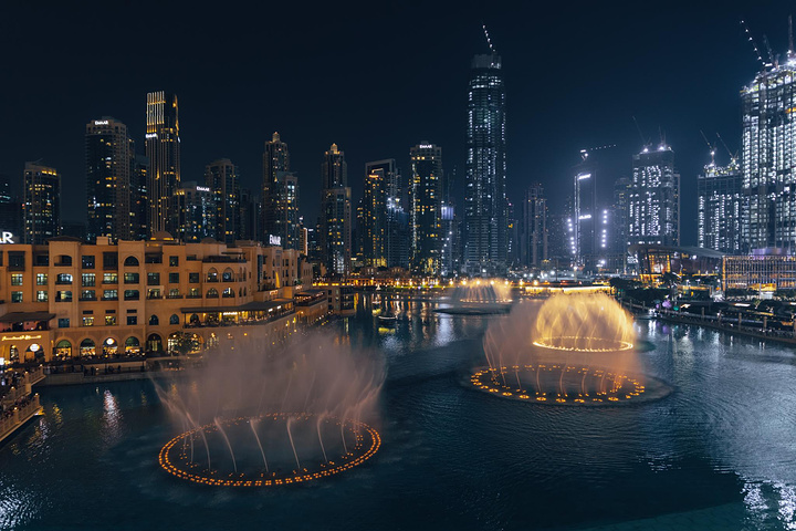 "除了站在会被围的水泄不通的水池边，苹果专柜店二楼也是个绝佳的观景点_迪拜喷泉"的评论图片