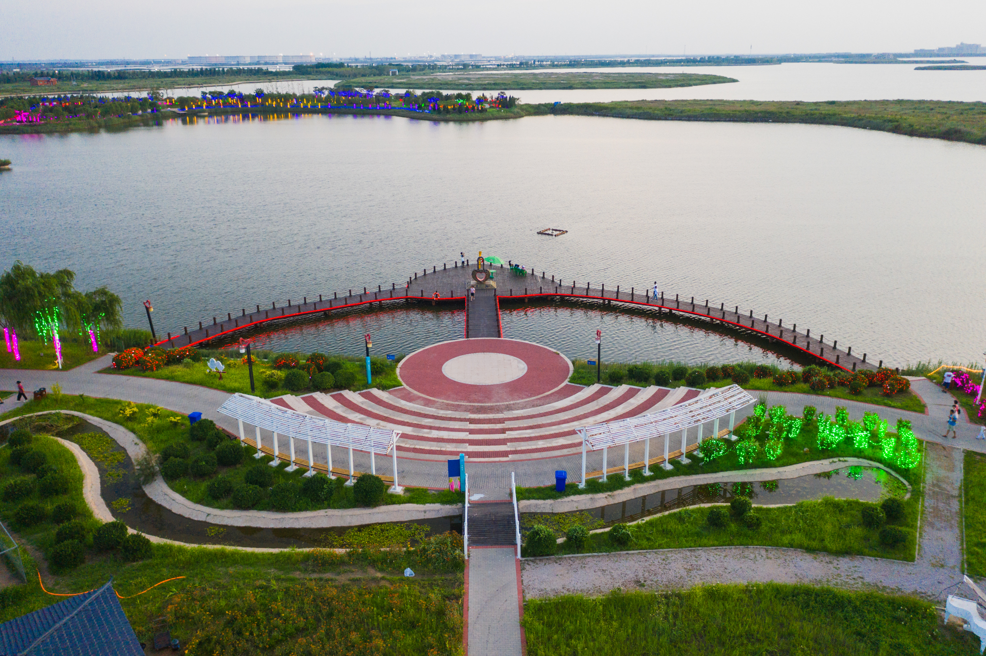 瑰丽神奇的极光秀随着音乐节拍一一上演奇幻大世界位于曹妃甸湿地公园