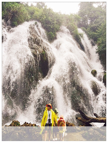 "跌水瀑布下游，左侧山上突然一幅很宽的瀑布从天而降，声音震耳欲聋，这就是拉雅瀑布👗_拉雅瀑布"的评论图片