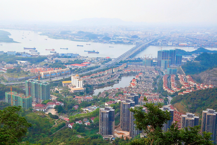 "...差不多半小时可以爬上纪元塔，俯瞰西江和九江大桥，雄伟壮丽，感受满满的负氧离子，令人心情舒畅无比_大雁山"的评论图片
