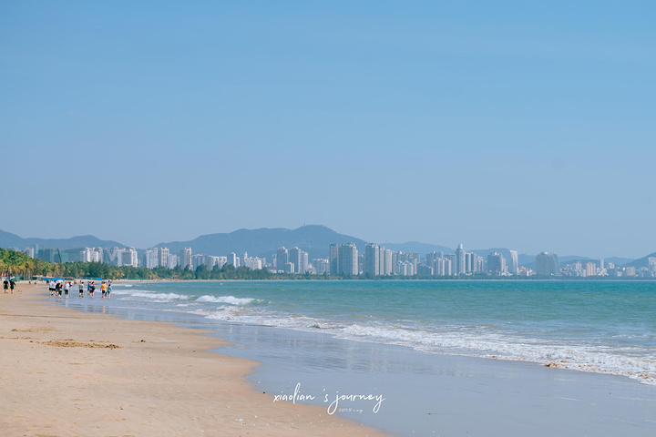 "这一段路的海边种满椰林，营造出大海、沙滩、椰林的美景，而路的另一侧则是众多的酒店、民居等等_椰梦长廊"的评论图片