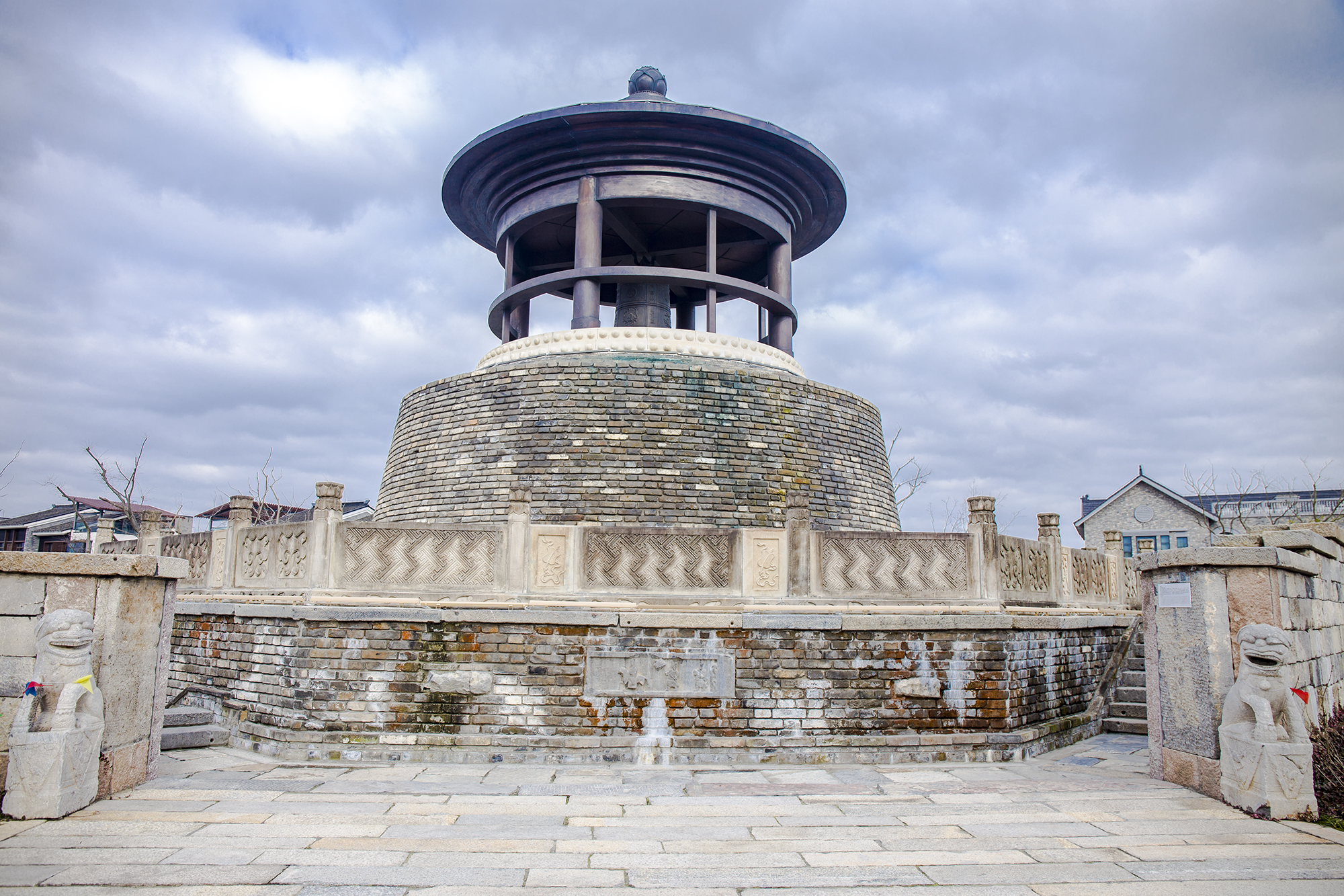 广富林古文化遗址朱雀门的设计也市特别宛若被破坏的断垣残壁赫然的几