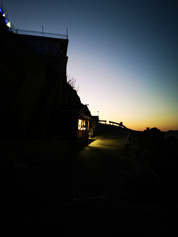 "看完日出拍的，绝对没加滤镜。象鼻峰的一角，这里三面环海，应该算是东福山的最高点，看日出日落都会很漂亮_东福山"的评论图片