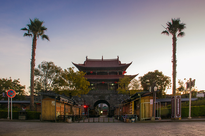 "石板斑驳了，水依然非常的清冽，形成了“家家门前绕水流，户户屋后垂杨柳”的诗画图_大理古城"的评论图片