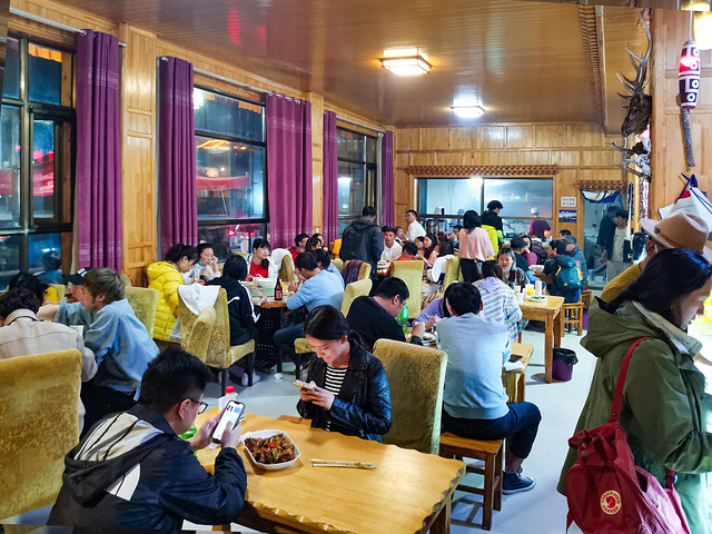 "餐厅在一楼，附近住宿的游客都到这里来吃饭，味道还可以，就是米饭有点不熟的样子_迭部扎尕那黑牦牛民宿"的评论图片