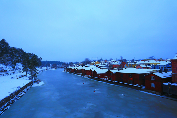 "白雪中世纪的木屋、狭窄的街道和穿城而过的河流，是令人陶醉的美景_波尔沃古城"的评论图片