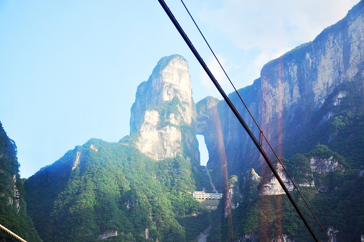 "你可以在缆车中俯瞰脚下的盘旋在峭壁之间的通天大道和山中美景_天门山国家森林公园"的评论图片