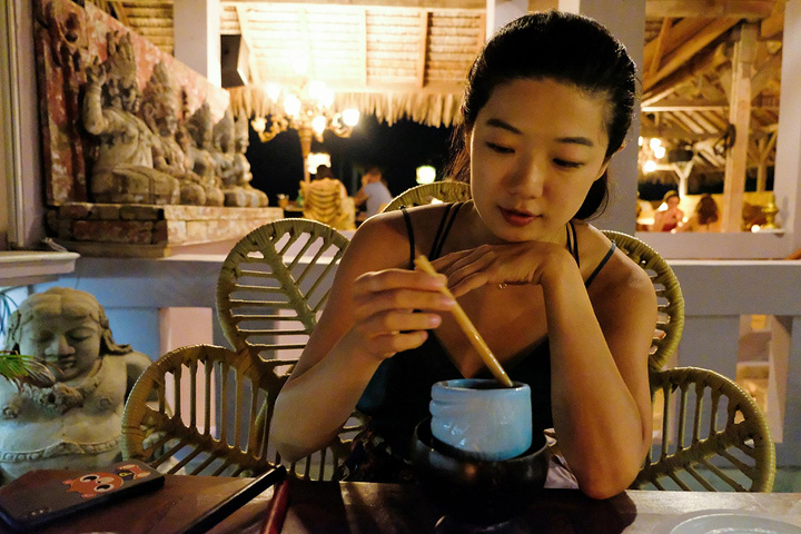"日式拉面搭配印尼香料，真的是太好吃了……。推荐这里的鸡尾酒，有创意又很好喝。鳗鱼饭很简单味道却很惊艳_Ji Restaurant Bali"的评论图片