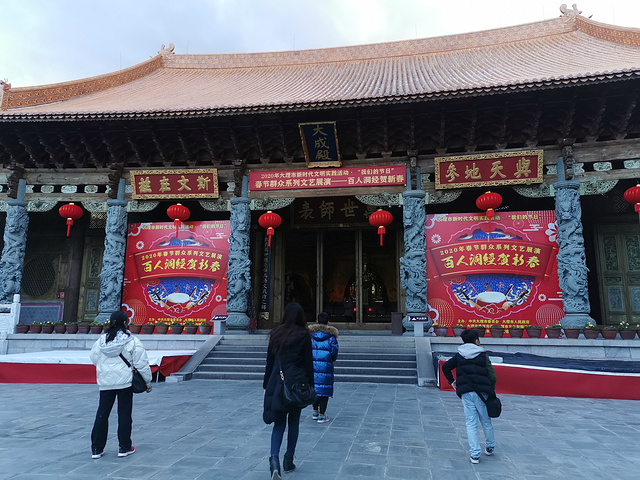 好,这应该也是当地人和游人内心对孔老先生的尊重吧,儿子进了这个庙后