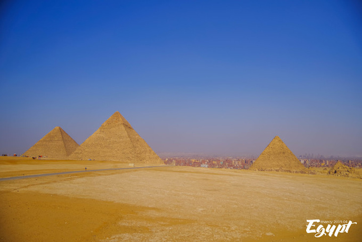 "...西南近郊的 吉萨 ，造了三座大金字塔，是 埃及 最著名的金字塔区域，也是现存的世界七大奇迹之一_吉萨金字塔群"的评论图片