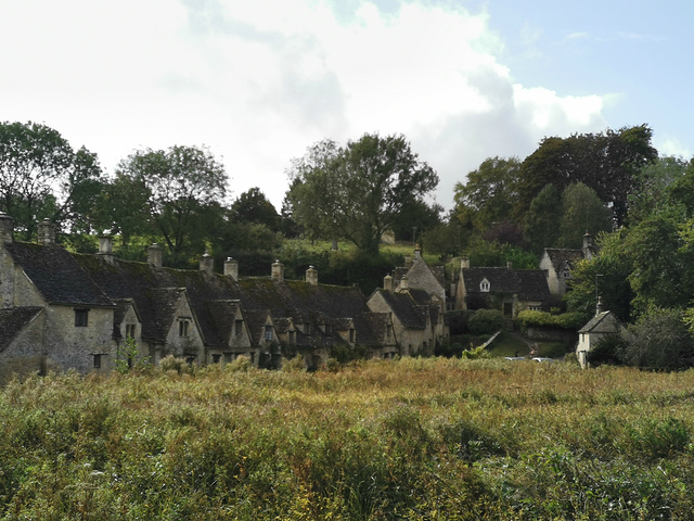 "早看到对英国的著名景点介绍都少不了这个建于十四世纪、现在仍然有居民居住的“英格兰最美乡村”--..._阿灵顿排屋"的评论图片