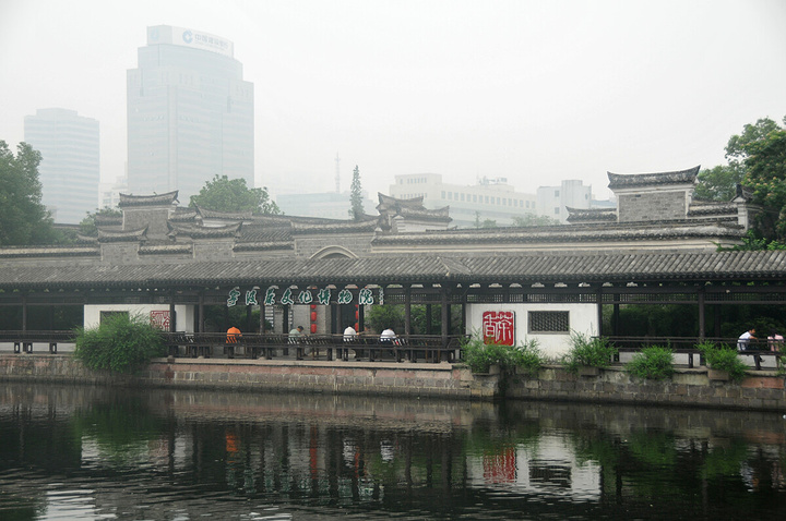 "...是是民族特色的园林，亭台小桥也是中国传统的形制，而且保留着几处古建筑，非常符合中国人的审美情趣_月湖公园"的评论图片
