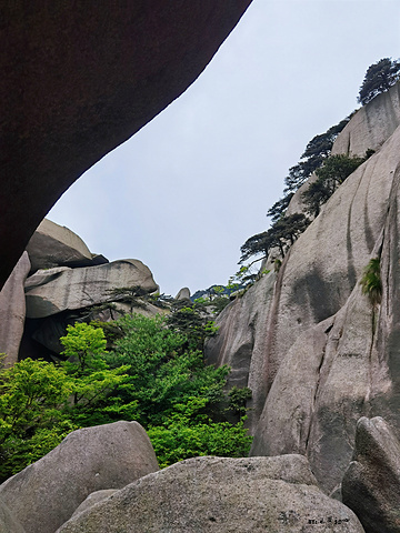 "五一假期，徒步的人不少，从南大门到索道上站一路上登山舒适度都很好。哦，攀岩也没试过，不知道手劲够不够_天柱山"的评论图片